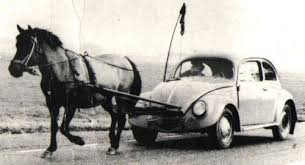 Un cheval tirant une voiture — la voiture sans cheval, littéralement